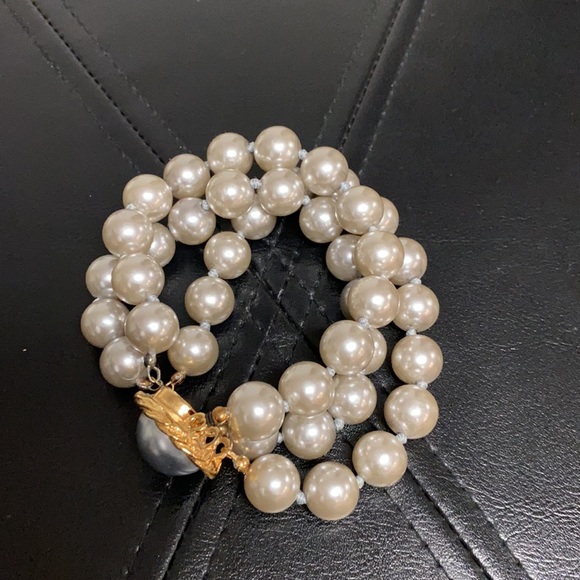 Beautiful 3 Tier large gray pearl bracelet. - Picture 4 of 11